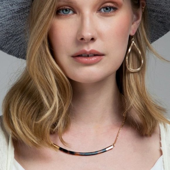 Tortoise Shell Curved Bar Minimalist Necklace - Picture 1 of 5